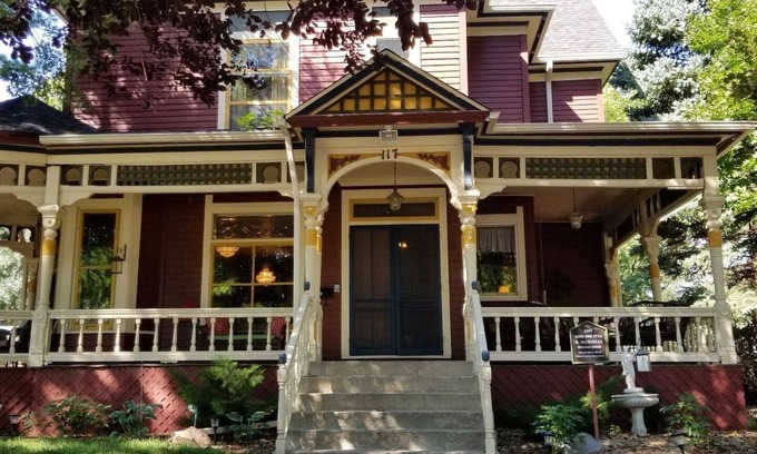 Sioux Falls Bed & Breakfast | Historic Victorian Inn Downtown (8 Bed 6 Bath)