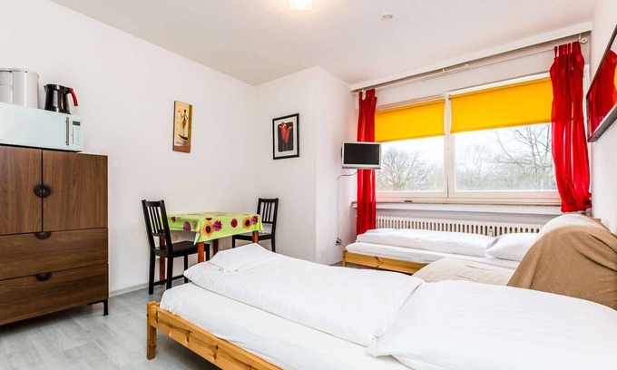 Vingst Apartment | HÖ01 large apartment with dryer and washing machine