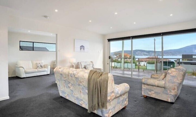 Howrah House | Hobart City Views 3 Bed & 2 Bath lock up garage