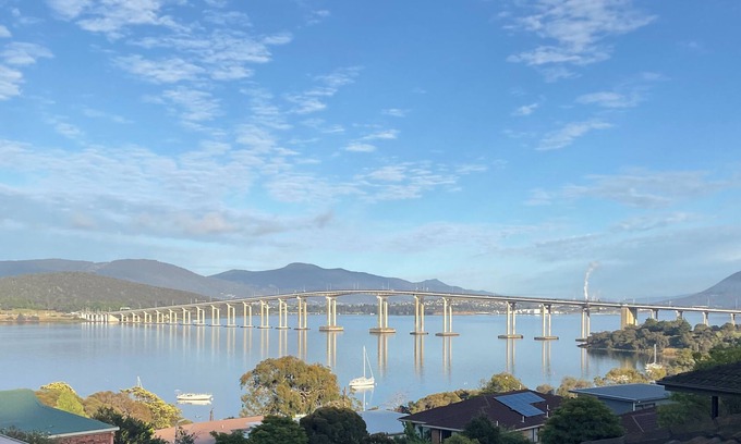 Rosny Apartment | Hobart views, privacy, 6 minute drive to CBD
