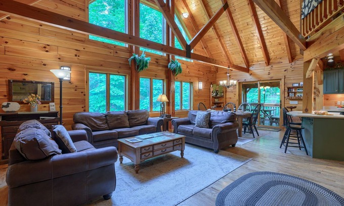 Laurelville Cabin | Hocking Hills - Pet Friendly on 6 Acres! Hot Tub!