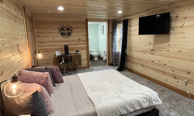 Logan Resort | Hocking Hills Getaway @ Pine Creek Villas! The Oak Room - Honeymoon Suite
