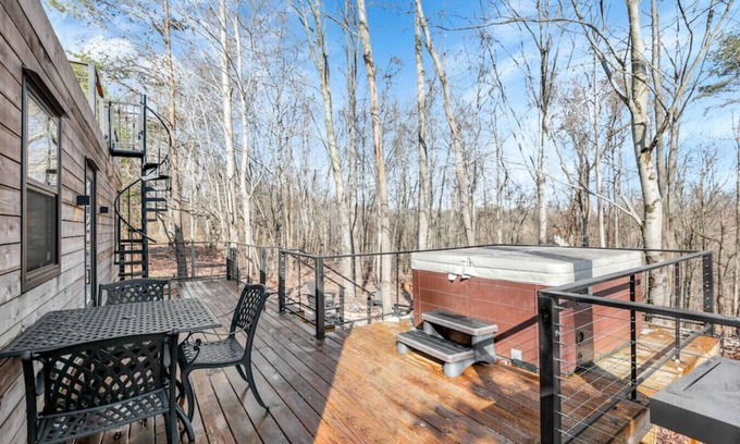 Logan Apartment | Hocking Hills: Hiltop Haven: The Top Deck