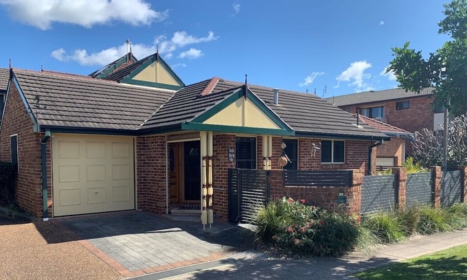 Merewether House | Hoggy's @ Merewether Beach - Close to Everything