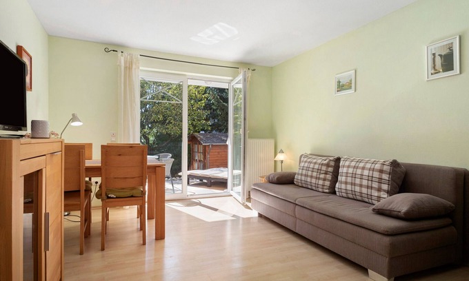 Unteruhldingen Apartment | Holiday Apartment 'Jacqueline' with Private Terrace, Shared Garden and Wi-Fi
