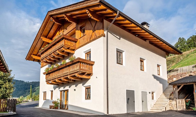 Fie allo Sciliar Apartment | Holiday Apartment "Oberpatiglhof - Anna" with Mountain View, Shared Terrace & Wi-Fi