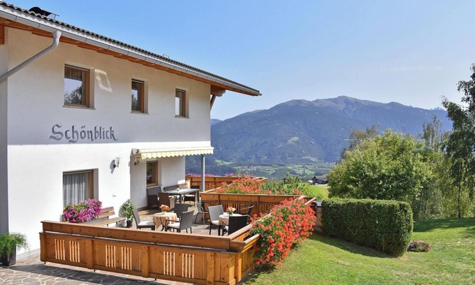 Spinga Apartment | Holiday Apartment “Eisacktal” with Mountain Views, Wi-Fi, Terrace & Garden