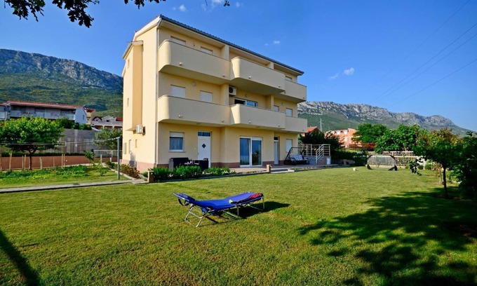 Kastel Sucurac Apartment | Holiday apartment Kaštel Sućurac for 5 - 10 persons with 4 bedrooms - Row house