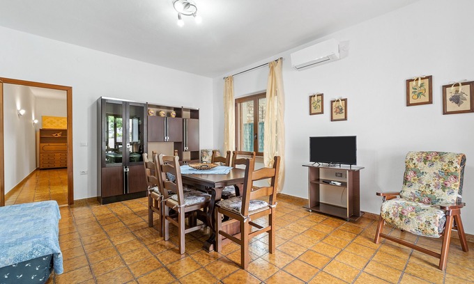 Gonnesa Apartment | Holiday Apartment "Casa Letizia" with Shared Garden & A/C