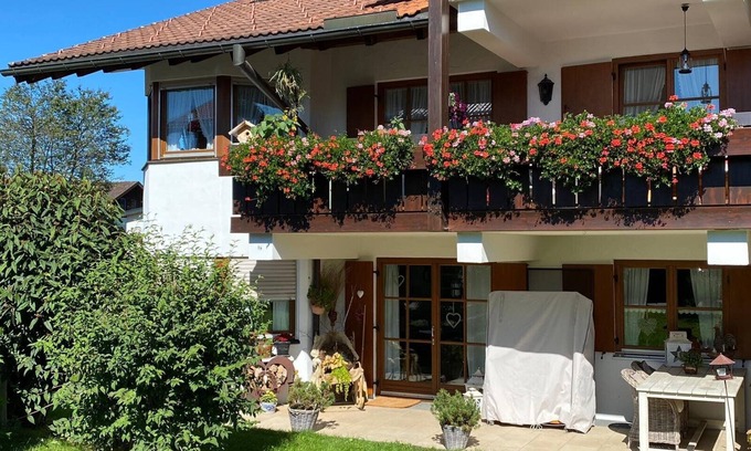 Burgberg Apartment | Holiday Apartment 'Chaletwohnung Alpenglück' with Private Terrace, Private Garden and Wi-Fi