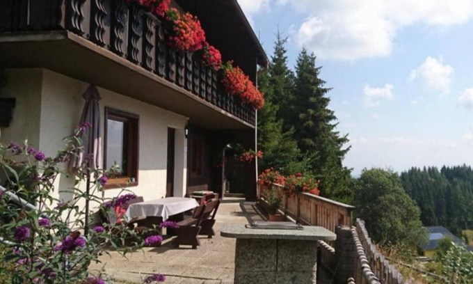 Albeck Apartment | Holiday Apartment "Haus Weitblick 2" near Slopes with Private Terrace & Wi-Fi