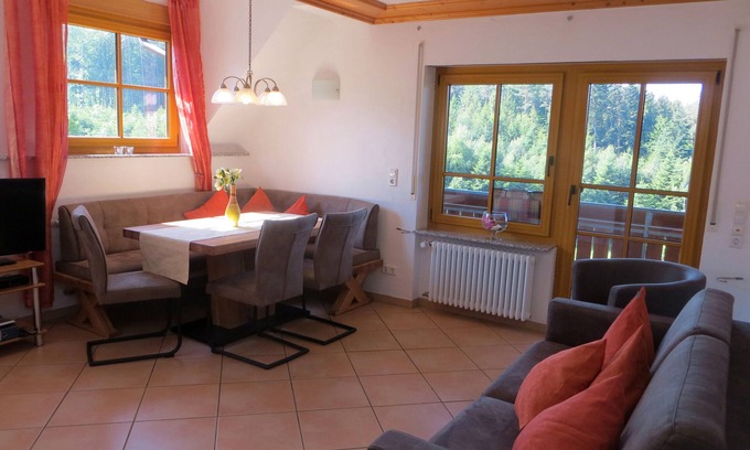 Elzach Apartment | Holiday Apartment 'Herrschaftssitz' with Shared Terrace, Shared Garden and Wi-Fi