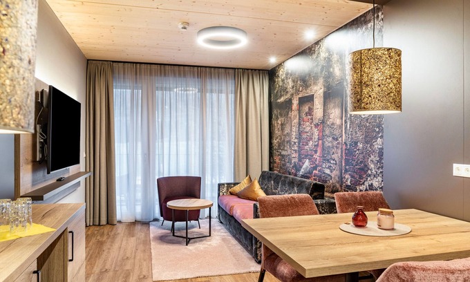 Pflach Apartment | Holiday Apartment "Hotel Zum Schwanen - 5" with Mountain View, Shared Terrace & Wi-Fi