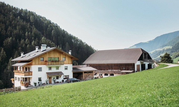 Luson Apartment | Holiday Apartment “Lahnbach Großkarneid” in Beautiful Scenery with Mountain View