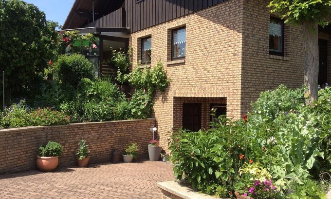 Korbecke Apartment | Holiday Apartment 'Stork' with Shared Garden