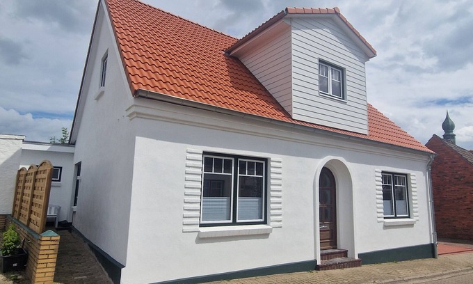 Wesselburen Apartment | Holiday Apartment 'Tu Huus' with Private Garden and Wi-Fi