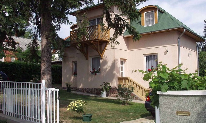 Fonyod Apartment | Holiday apartment with air conditioning, balcony and garden