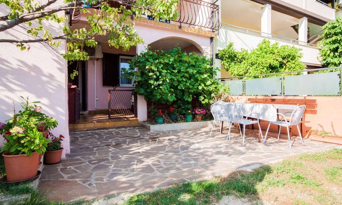 Monterol Apartment | Holiday apartment with air conditioning and barbecue