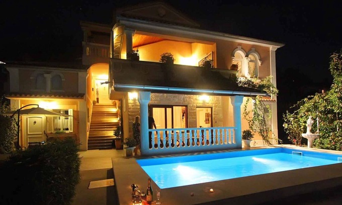 Lovran Apartment | Holiday apartment with sea view and outdoor pool