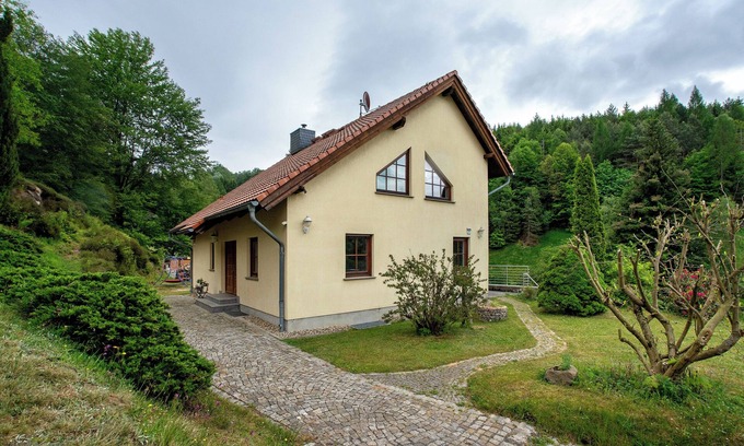 Luckendorf House | Holiday Home 'zum Zaunkönig' with Private Terrace, Private Garden and Wi-Fi