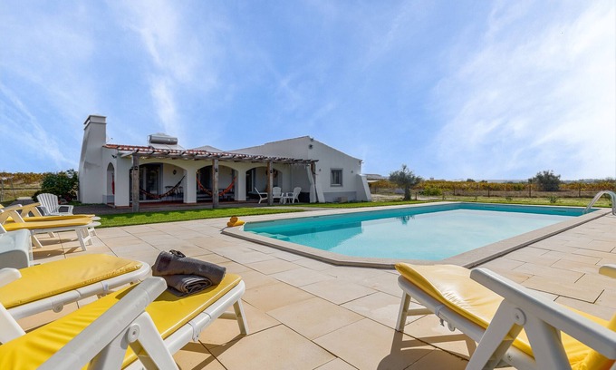 Reguengos de Monsaraz House | Holiday Home 'Casa Maria D'Almeida' with Private Pool, Wi-Fi and Air Conditioning