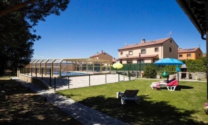 Palazuelos de Eresma House | Holiday Home 'Balcon De Pilatos' with Mountain View, Private Pool and Wi-Fi