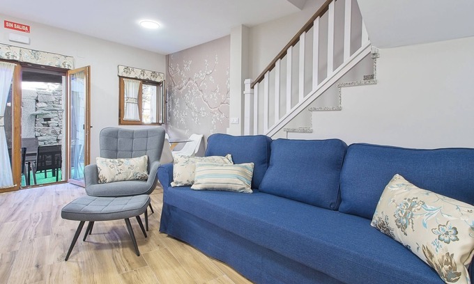 San Justo House | Holiday Home 'Alcobilla Lake' with Mountain View, Shared Garden and Balcony