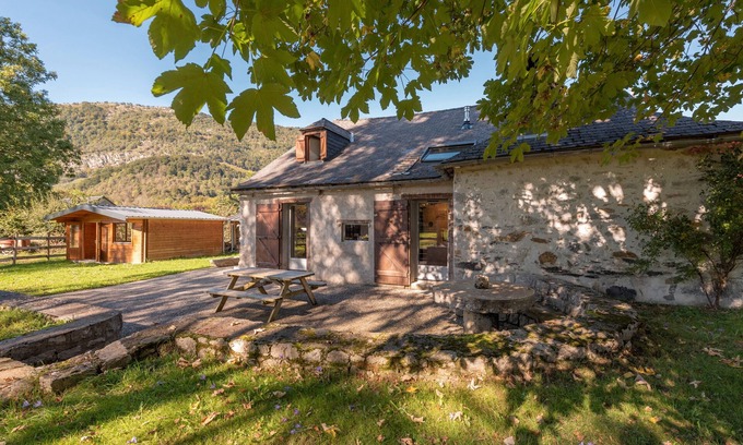 Castet House | Holiday Home 'Ancienne Bergerie' with Mountain View, Shared Terrace and Private Garden
