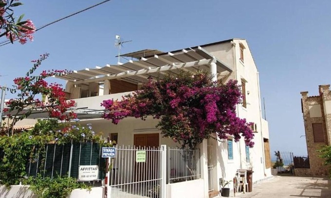 Alcamo Marina House | Holiday Home 'Appartamento Bouganville' with Private Terrace and Wi-Fi