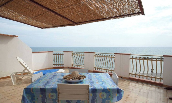 Seccagrande House | Holiday Home 'Appartamento B - Le Terrazze' with Sea View, Wi-Fi and Air Conditioning