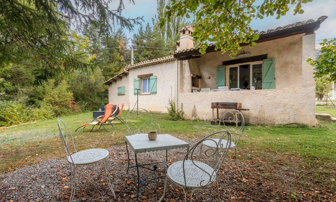 Peyroules House | Holiday Home 'Aux Portes Des Gorges Du Verdon' with Mountain View, Private Terrace and Garden