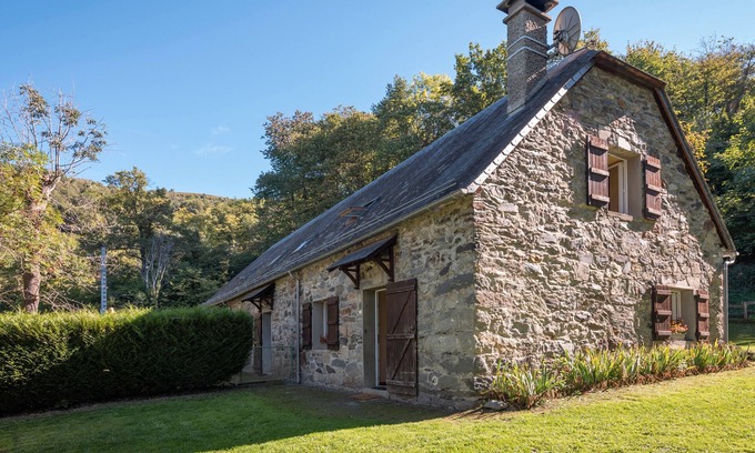 Artalens-Souin House | Holiday Home 'Baou' with Mountain View, Private Terrace and Wi-Fi