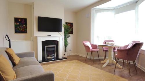 Glasgow House | Holiday Home - Beautiful Two bedroom House in Glasgow & Free Parking