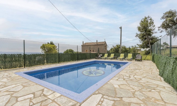 Casserres House | Holiday Home 'Cal Camp Llarg' with Mountain View, Private Pool and Wi-Fi