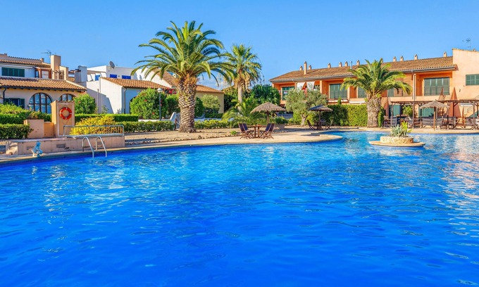 Campos House | Holiday Home "Can Om" with Garden, Terrace, Shared Pool & Wi-Fi