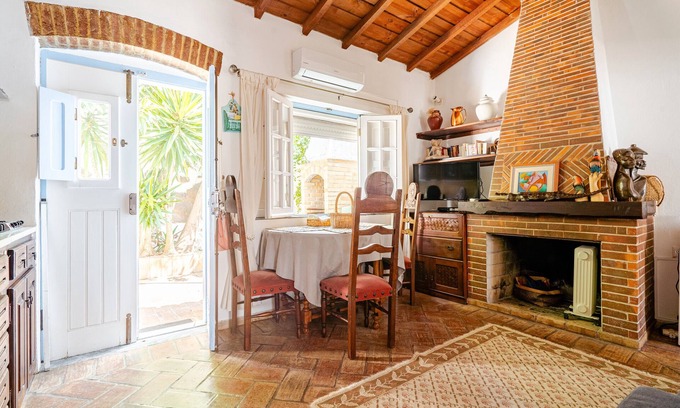 Beja House | Holiday Home 'Casa Da Guia' with Private Garden, Wi-Fi and Air Conditioning