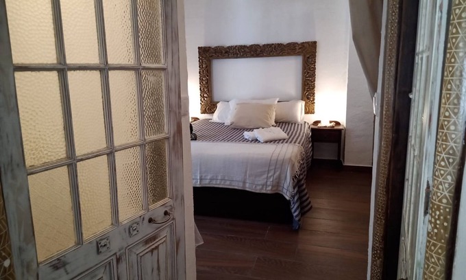 Mertola House | Holiday Home 'Casa Do Adro' with Private Terrace, Wi-Fi and Air Conditioning