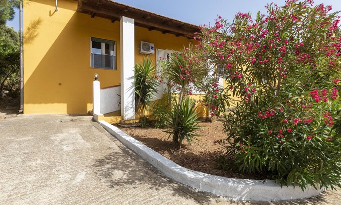Olmedo House | Holiday Home 'Casa Kate' with Mountain View, Shared Garden and Air Conditioning