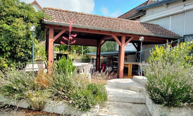 Bourges House | Holiday Home 'Chez Chriss' with Shared Terrace, Shared Garden and Wi-Fi