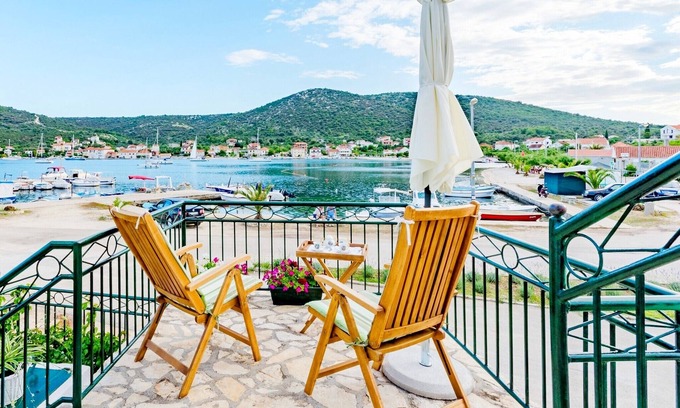 Vinisce House | Holiday home Dinko, (14520), Vinišce, hr