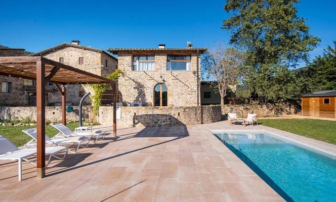 Beguda House | Holiday Home 'El Graner' with Mountain Views, Private Pool and Wi-Fi