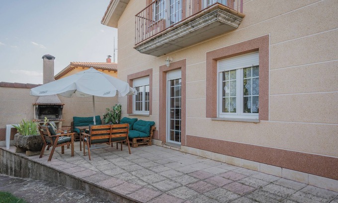 San Millan de Lara House | Holiday Home 'San Pelayo' with Mountain View, Shared Pool and Private Terrace