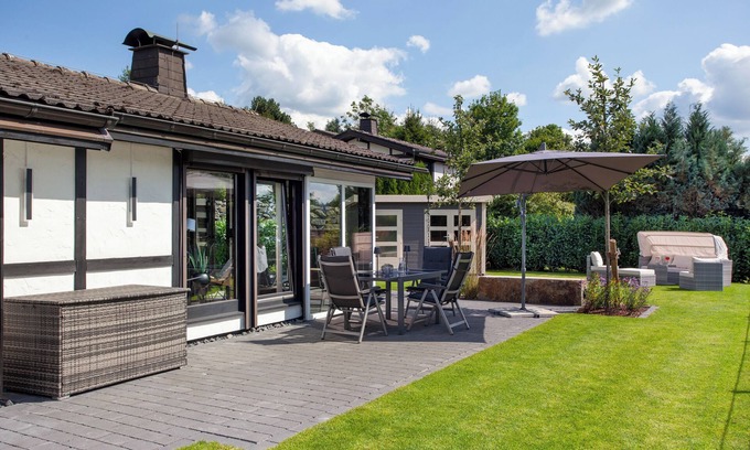 Feriendorf Hennesee House | Holiday Home 'Ferienhaus Sauerland Am Hennesee' with Lake View, Private Terrace and Wi-Fi