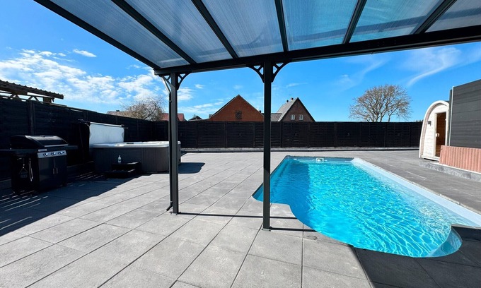 Neuborger House | Holiday Home 'Fewo Neubörger Wellness' with Private Pool, Wi-Fi and Air Conditioning