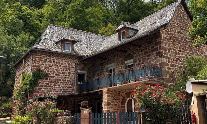 Villecomtal House | Holiday Home "Gîte Le Pressoir Domaine de Jouani" with Shared Pool & A/C