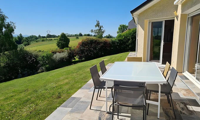 Buzy House | Holiday Home 'Gîte Gousseau' with Mountain View, Private Terrace and Wi-Fi
