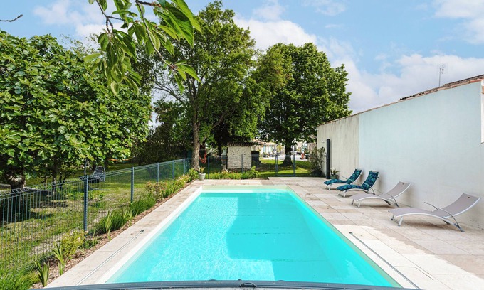 Marennes House | Holiday Home 'Gite Les Cigognes' with Shared Pool, Wi-Fi and Air Conditioning