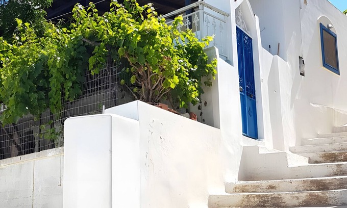 Aegiali House | Holiday Home 'Hippocrates' with Mountain View, Wi-Fi and Air Conditioning