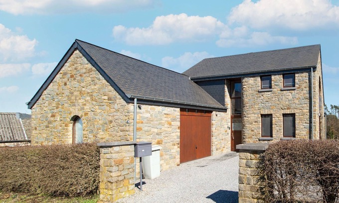Borlon House | Holiday Home in Borlon with Terrace