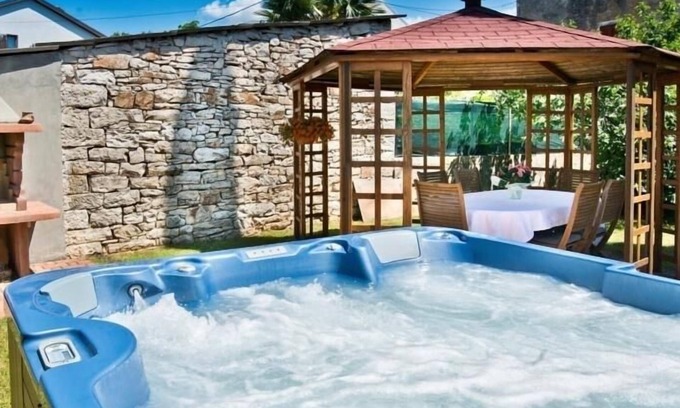 Kastel House | Holiday Home in Buje with Balcony, Air condition, WIFI, Washing machine (567-1)
